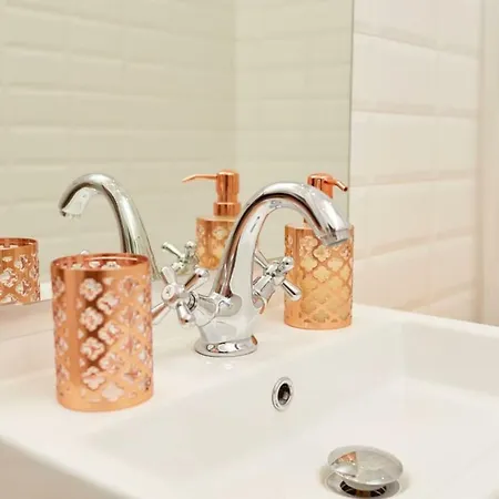 アパート Charming One Bedroom Flat